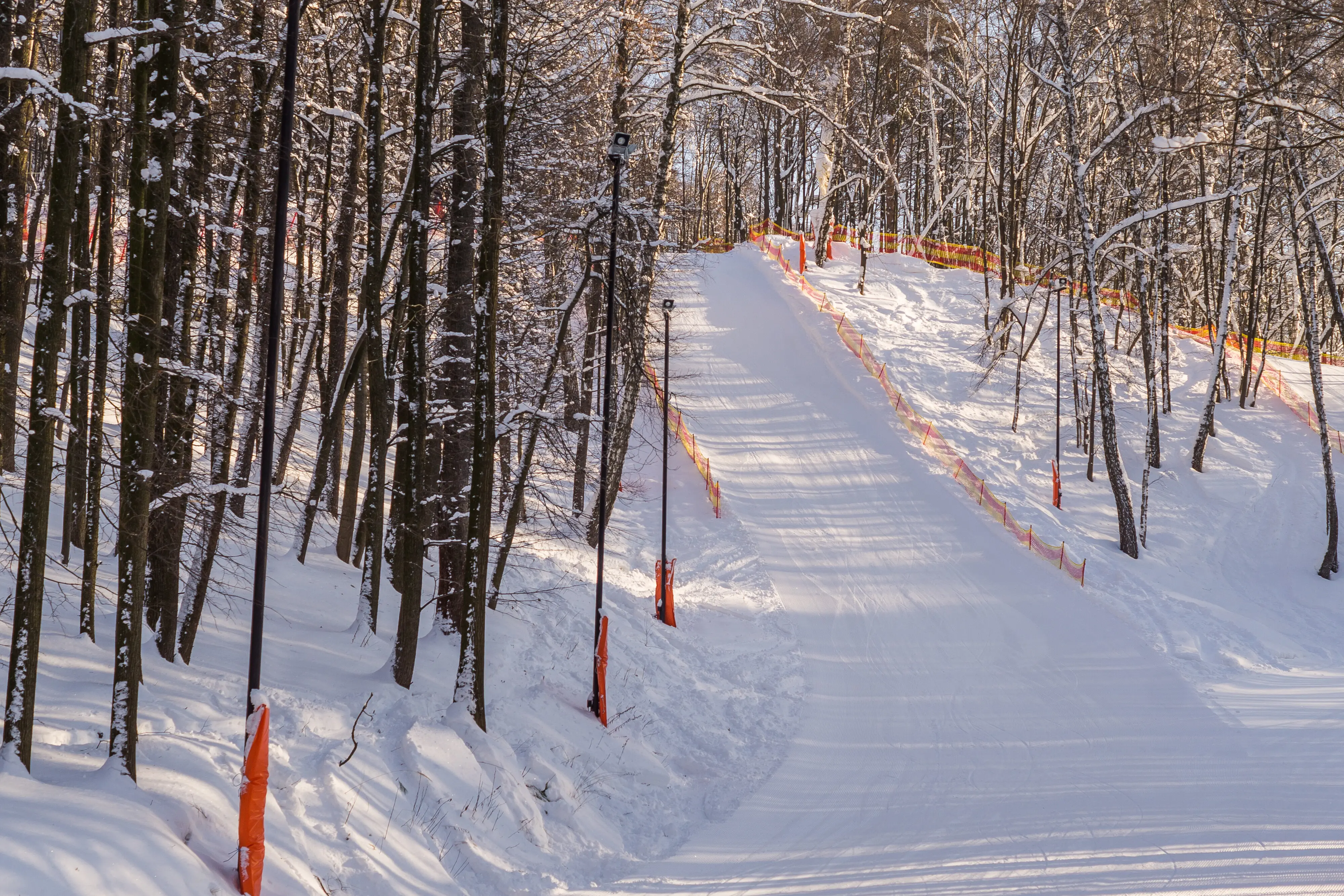 Skiing and snowboarding in the hills of the Moscow region.